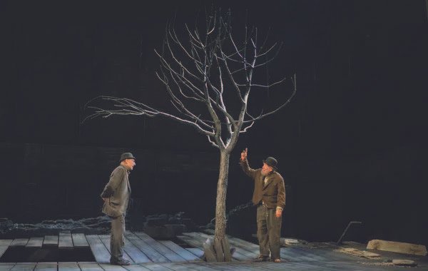 Minimal stage set with single tree. 只有一棵树的极简舞台布景。